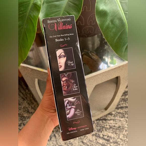 Disney's Boxed Serena Valentino Villains paper back books - Picture 5 of 6